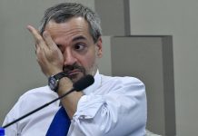 De férias, Abraham posta: “Ministro da Educação balança, mas não cai”