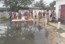 Moradores ‘comemoram’ 20 anos de buraco em rua com festa
