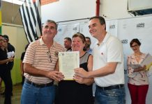 Famílias recebem documentação de imóveis