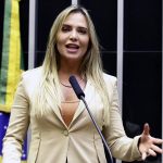 Celina assina PL que prevê multa de R$ 100 mil para vândalos no DF