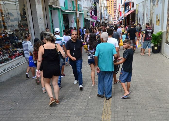 Hoje-o-comC3A9rcio-abre-0