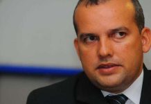 Pros destitui presidente e o acusa de usar fundo para comprar helicóptero