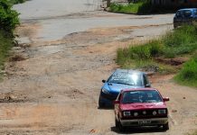 Buracos provocam protesto com música e performance