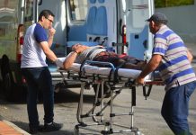 Homem espera por mais de duas horas por atendimento em praça