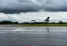Avião da Azul passa por manutenção na Embraer de Sorocaba