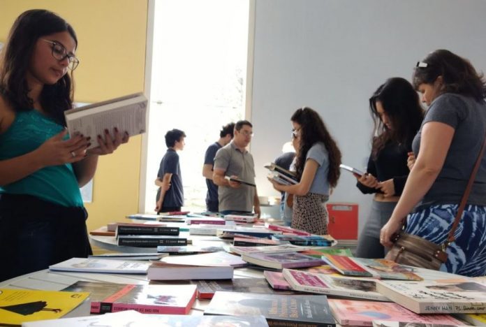 Feira-de-troca-de-livros