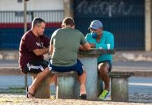 Quarentena não esvazia praça no DF, que reúne jogadores de dominó