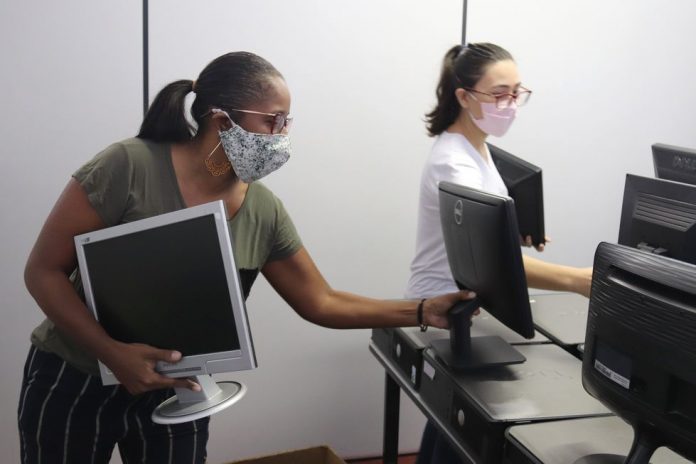 Entidades-recebem-computadores