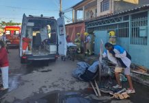 Fogo em matagal provoca incêndio e destrói casa no Entorno do DF
