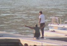 Mãe de Naya Rivera se emociona ao visitar lago onde atriz desapareceu