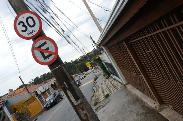 Disposicao-das-placas-de-transito-e-falha-em-Sorocaba-0