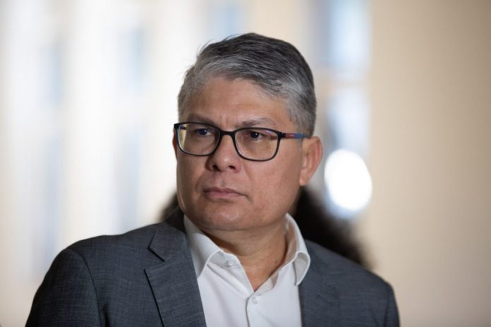 07042020-RF-_-Pandemia-Lacen-realiza-os-exames-do-COVID-19-da-rede-puCC81blica_-050-1024x683