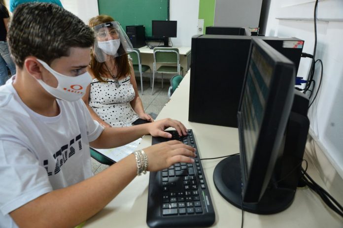 Cientistas-defendem-reabertura-das-escolas
