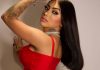 MC Mirella tira os 80cm de mega hair e surge com cabelo real