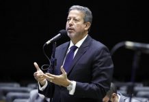 Eleição da Câmara: com o apoio de mais dois partidos, bloco de Lira ultrapassa o de Baleia em número de deputados