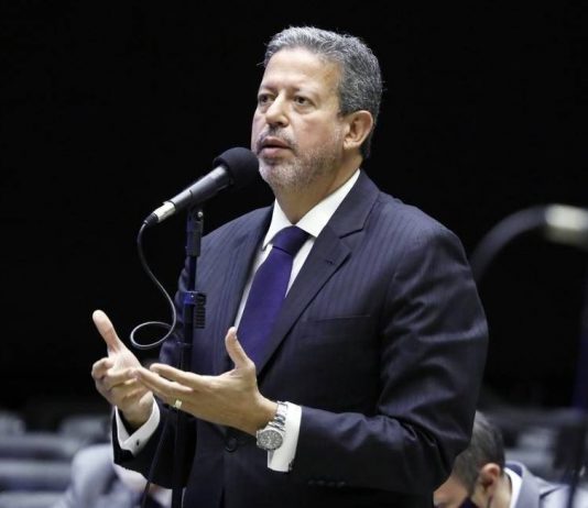 Eleição da Câmara: com o apoio de mais dois partidos, bloco de Lira ultrapassa o de Baleia em número de deputados