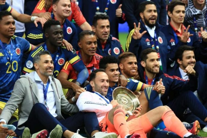 A-partida-ColoCC82mbia-x-Peru-acaba-com-gol-de-Diaz-e-placar-de-3x2-para-a-ColoCC82mbia-que-conquista-o-3E281B0-lugar-da-Comembol-10-1024x683