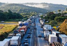 Caminhoneiros paralisam rodovias em seis estados e acendem alerta