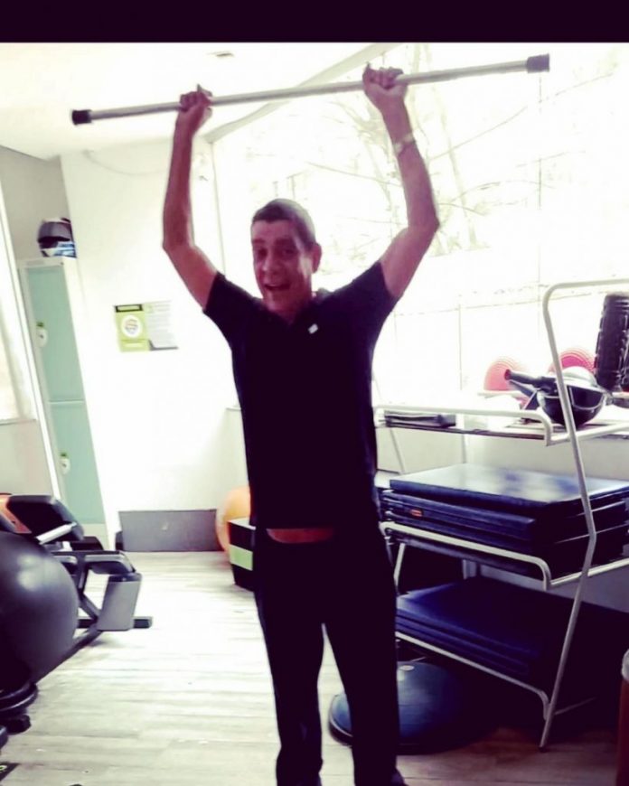 Zeca-Pagodinh-na-academia-819x1024