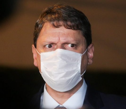 De olho em palanques, Bolsonaro tenta bombar ministros “outsiders”