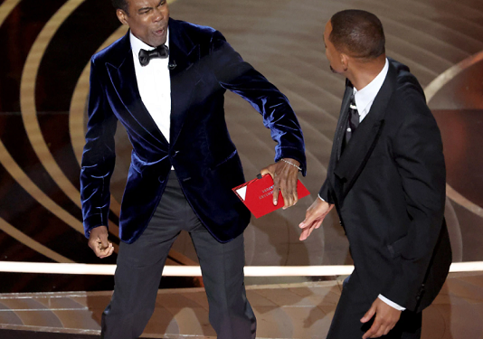 Ator Will Smith dá um tapa em Chris Rock no Oscar 2022 após piada com doença da sua esposa