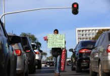 Brasileiros relatam a angustiante busca por emprego há mais de 2 anos