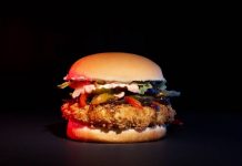 Hamburgueria Get-N-Go aposta em drinques sem álcool e fliperama