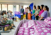 Campanha Comunidade Solidária entrega mil absorventes para mulheres do DF