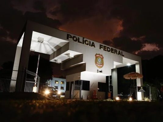 homem arrebenta portão e invade PF à noite para “registrar ocorrência” e acaba preso