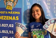 Ganhador da loteria cumpre promessa e doa 10% do prêmio para funcionária da lotérica