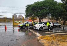 Sem noção: homem vai dirigindo para fazer prova do Detran-DF sem ter carteira e acaba multado