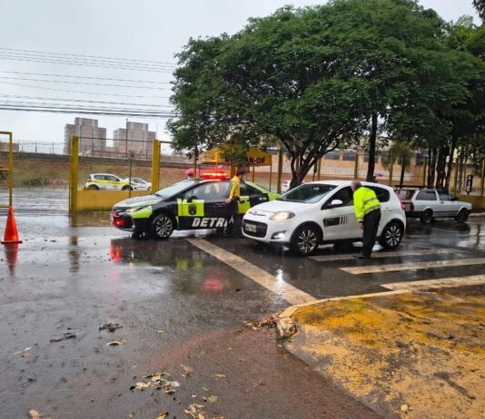 Sem noção: homem vai dirigindo para fazer prova do Detran-DF sem ter carteira e acaba multado