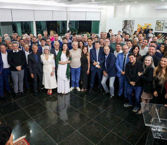 Ibaneis Rocha recebe secretários e presidentes de entidades para jantar de confraternização